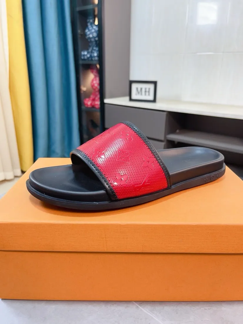Ex-factory price 320🌹🌹 (lv-Louis Vuitton) new men's sandals, high-end boutique, exquisite embossed logo decoration on the upper, fine workmanship, super soft soles, casual, loose and comfortable, a must-have in summer! \nsize：38-44